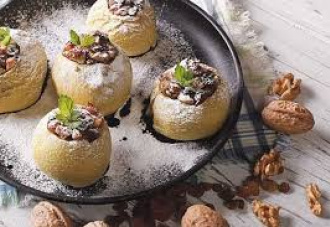 Печене яблуко з сиром та чорносливом